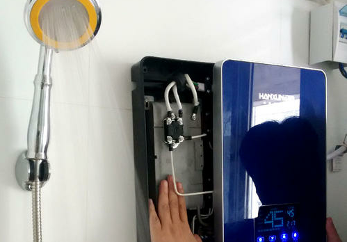 燃气热水器电热水器和集成热水器哪个好？老电工一语道破